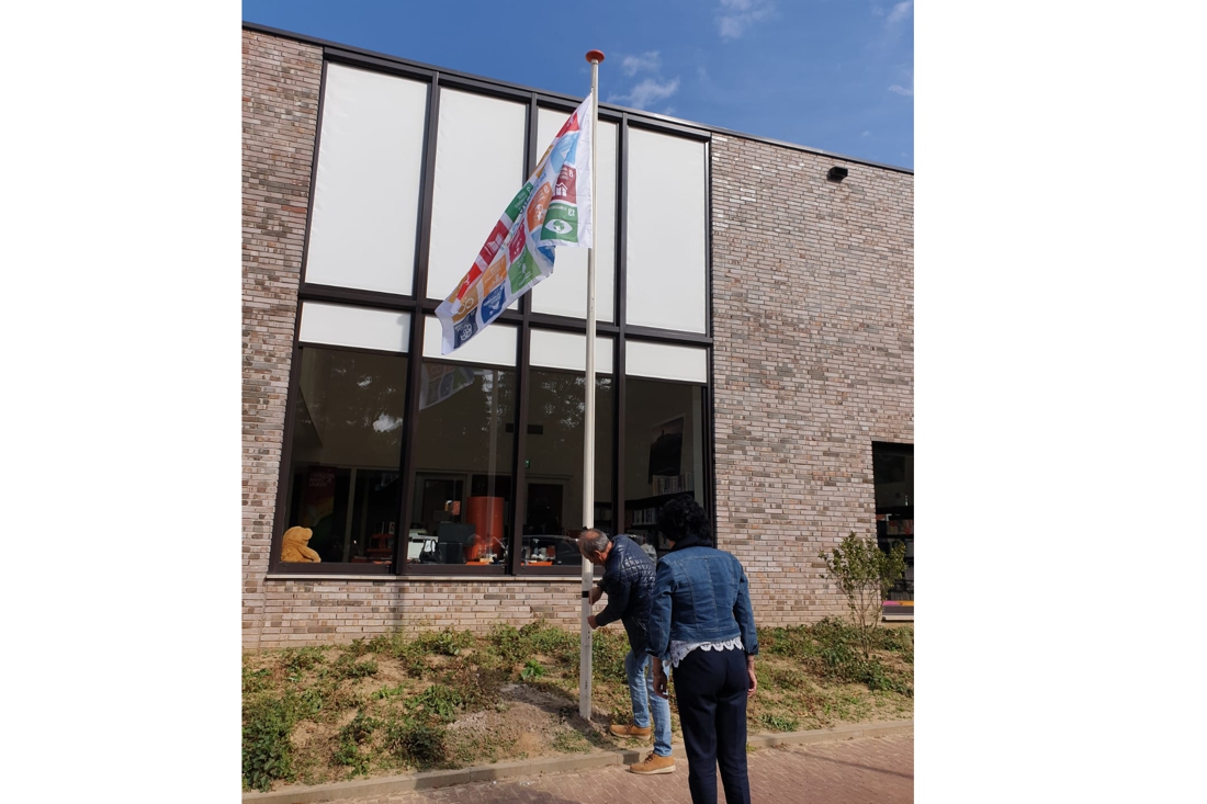 Bibliotheek Schinveld hijst de vlag voor Global Goals